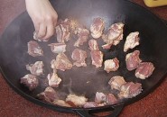Nyárs egy üstben által Stalik Khankishiyeva (hagyma ásványvíz) Shish kebab üstjéből Stalik Khankishiyeva