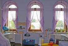 Perdele pe cornișoare semi-circulară cu ferestre arcuite, jaluzele în case, decorarea arcului cu perdele și