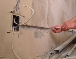 Shtroblenie falak alatt vezetékek és kilépő - különösen eljárás alkalmas eszköz