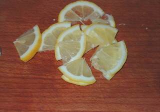 Стейк тріски запечений в духовці з цибулею і лимоном - рецепт з фото
