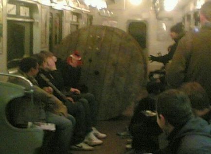 Oameni ciudați în metrou