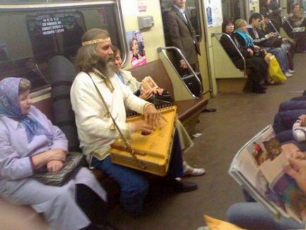 Oameni ciudați în metrou