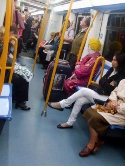 Дивні люди в метро