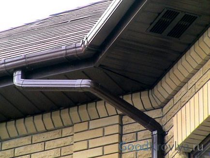 Consolierea acoperișului de pe acoperișul cornierei cu ajutorul unor materiale diferite