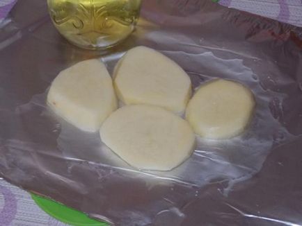 Carne de porc cu cartofi sub brânză în cuptor