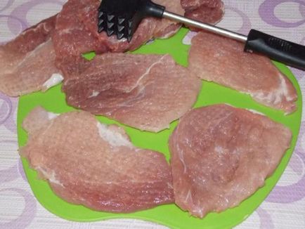 Carne de porc cu cartofi sub brânză în cuptor