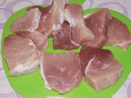 Carne de porc cu cartofi sub brânză în cuptor