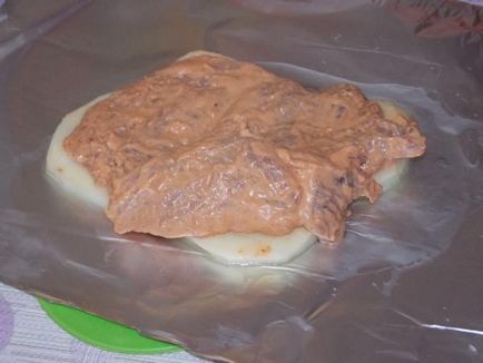 Carne de porc cu cartofi sub brânză în cuptor