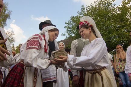 Традиційне весілля з чаркою, спелёнатим поліном і розламаною лавкою!