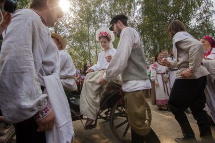 Традиційне весілля з чаркою, спелёнатим поліном і розламаною лавкою!