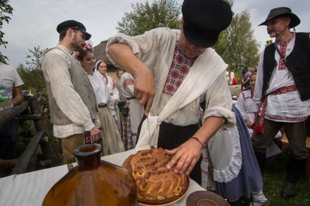 Традиційне весілля з чаркою, спелёнатим поліном і розламаною лавкою!