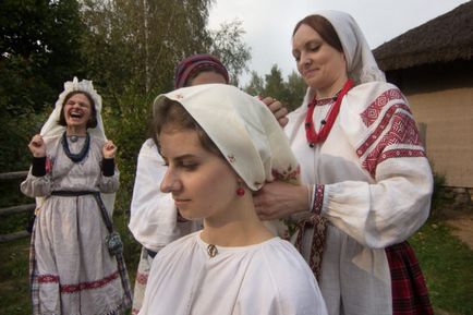 Традиційне весілля з чаркою, спелёнатим поліном і розламаною лавкою!