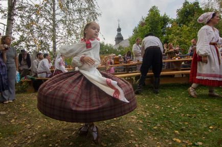 A hagyományos esküvő egy pohár vodkát, és egy napló spelonatym törött üzlet!