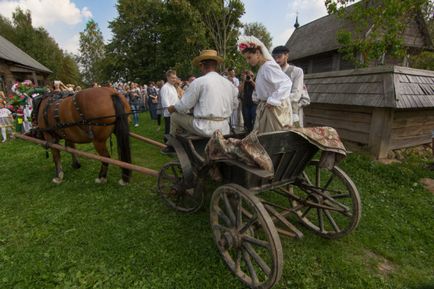 Традиційне весілля з чаркою, спелёнатим поліном і розламаною лавкою!