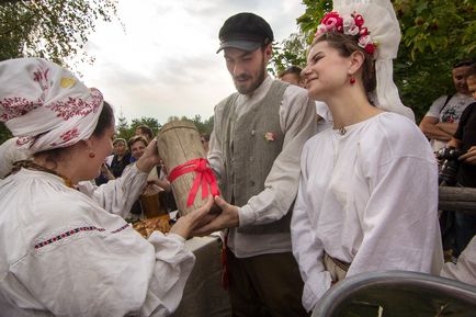 Традиційне весілля з чаркою, спелёнатим поліном і розламаною лавкою!