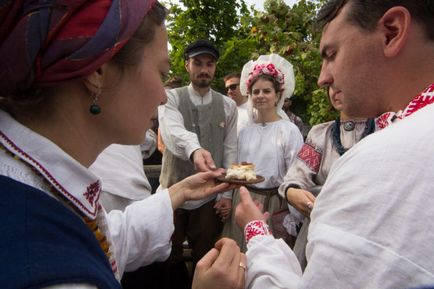 Традиційне весілля з чаркою, спелёнатим поліном і розламаною лавкою!