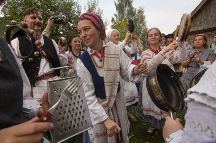 Традиційне весілля з чаркою, спелёнатим поліном і розламаною лавкою!