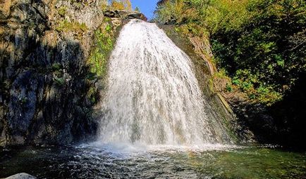 Zone turistice ale muntelui altai - cascada Korba și Lacul Teletskoye