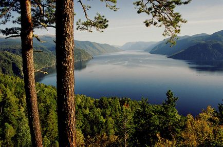 Zone turistice ale muntelui altai - cascada Korba și Lacul Teletskoye