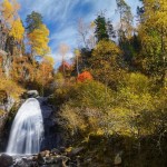 Cascada Korba este cea mai populară pe lacul Teletskoye