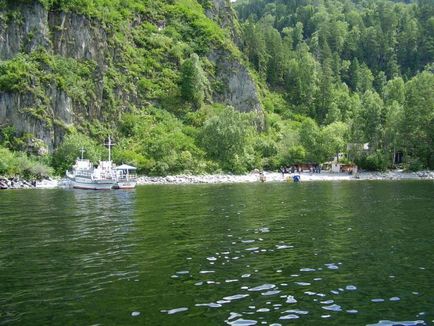 Cascada Korba este cea mai populară pe lacul Teletskoye