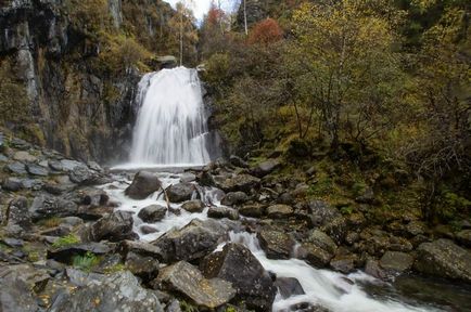 Cascada Korbu - un decor pitoresc al lacului Teletskoye