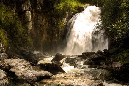 Cascada Korbu - un decor pitoresc al lacului Teletskoye