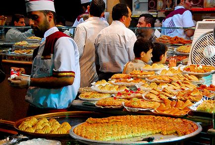 Ospitalitatea orientală - tradiții vechi de secole - misterios Uzbek - mâncăruri uzbece, muzică,