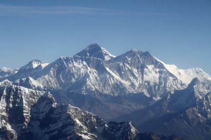 Urcarea pe Everest este o aventură fascinantă și periculoasă, o miraterra