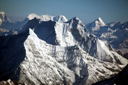 Urcarea pe Everest este o aventură fascinantă și periculoasă, o miraterra