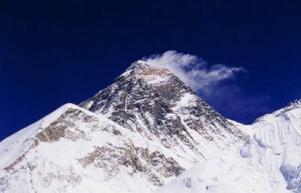 Urcarea pe Everest este o aventură fascinantă și periculoasă, o miraterra