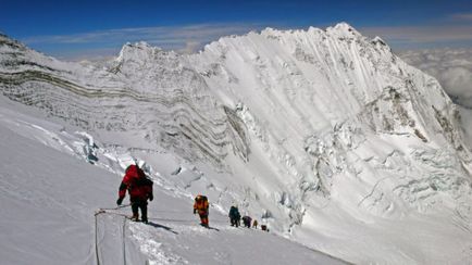 Urcarea pe Everest este o aventură fascinantă și periculoasă, o miraterra