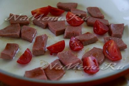 Яєчня з ковбасою і помідорами рецепт з фото