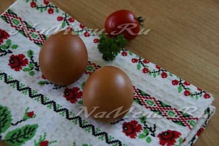 Ouă amestecate cu cârnați și roșii rețetă cu o fotografie