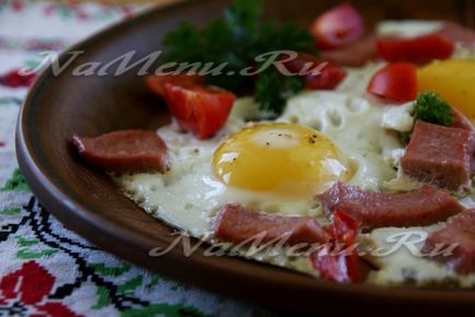 Яєчня з ковбасою і помідорами рецепт з фото