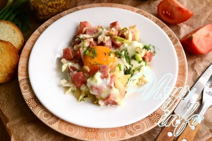 Яєчня з помідорами і ковбасою рецепт з фото