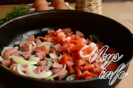 Яєчня з помідорами і ковбасою рецепт з фото
