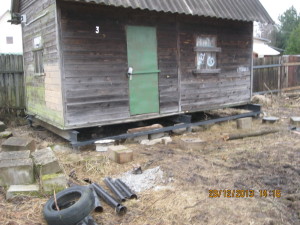 Înlocuirea fundației sub vechea casă de lemn cu grămezi de șuruburi