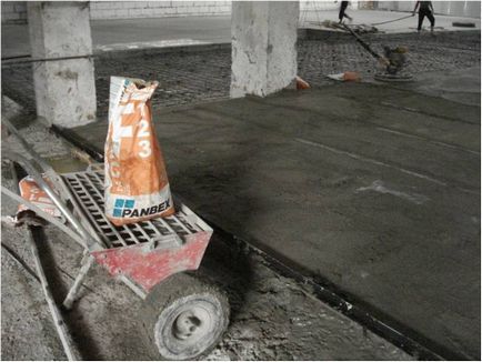 Îmbrăcarea și șlefuirea pardoselilor din beton cu mistrii de întărire