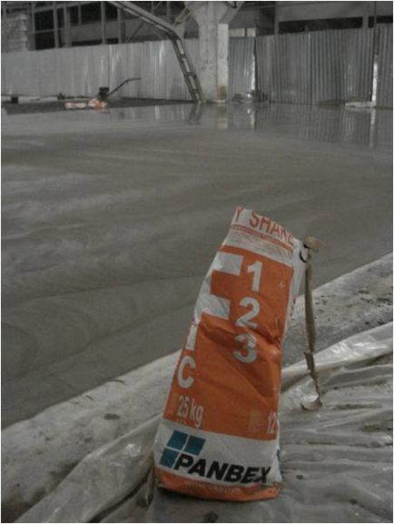 Затирка і шліфування бетонних підлог з зміцненням затирочними машинами