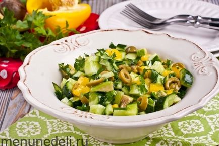 Salată verde de castraveți, ardei și măsline