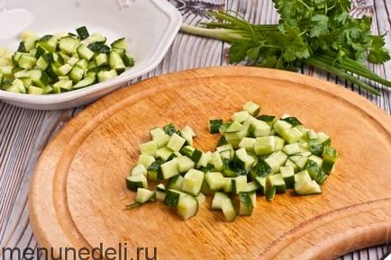 Зелений салат з огірків, перцю і оливок