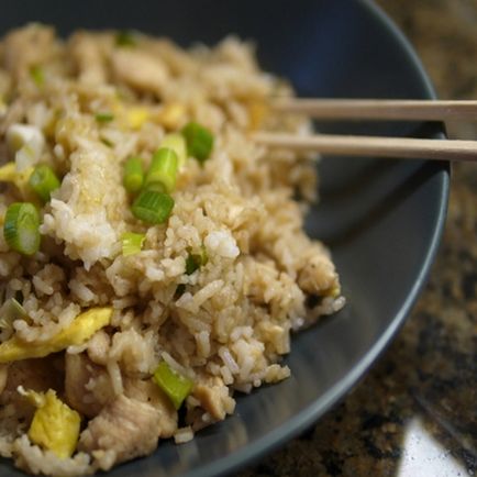 Пържен ориз с пиле е проста рецепта