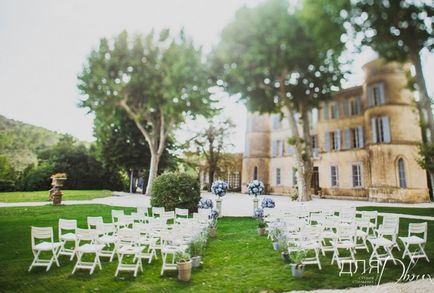 O nuntă nerăbdătoare a unui pui prăjit în Franța dintr-un studio de nunți elegante - pentru doi