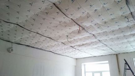 Izolarea fonică a tavanului în apartament sub un tavan întins