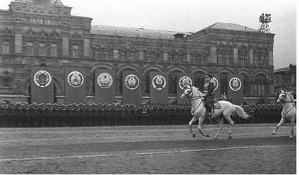 24 Июня 1945 року на червоній площі був проведений перший парад перемоги - военное обозрение