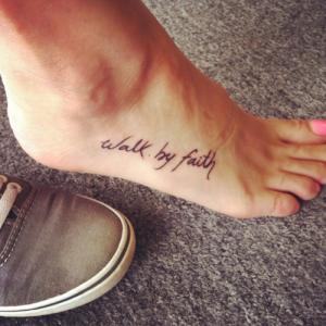 50 Fotografii cu cele mai incomparabile inscripții pe tatuaje pe picior