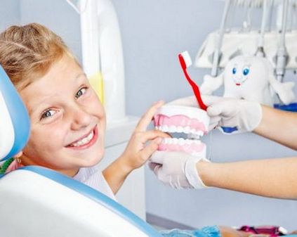 8 Sfaturi pentru a ajuta copiii să depășească frica de medicul dentist