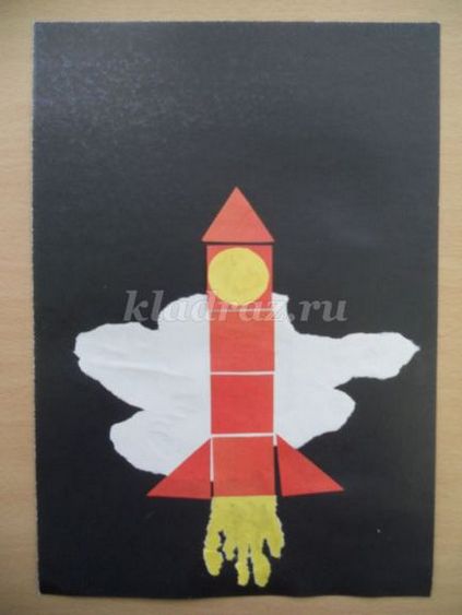 Alkalmazása színes papír „Space Day” saját kezével a gyermekek 5-7 éves