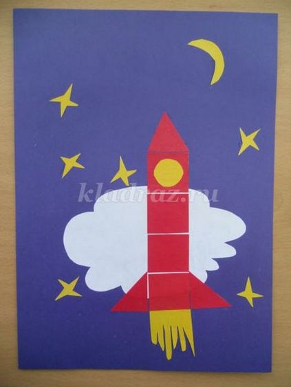 Alkalmazása színes papír „Space Day” saját kezével a gyermekek 5-7 éves
